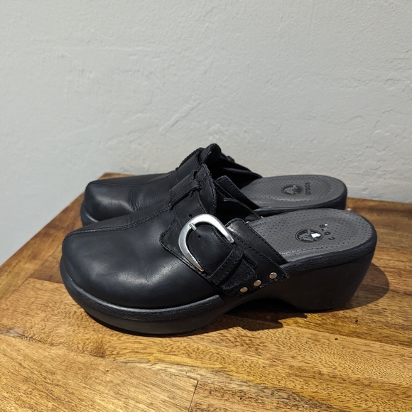 Crocs Women’s Sarah Clogs Black - Picture 3 of 6